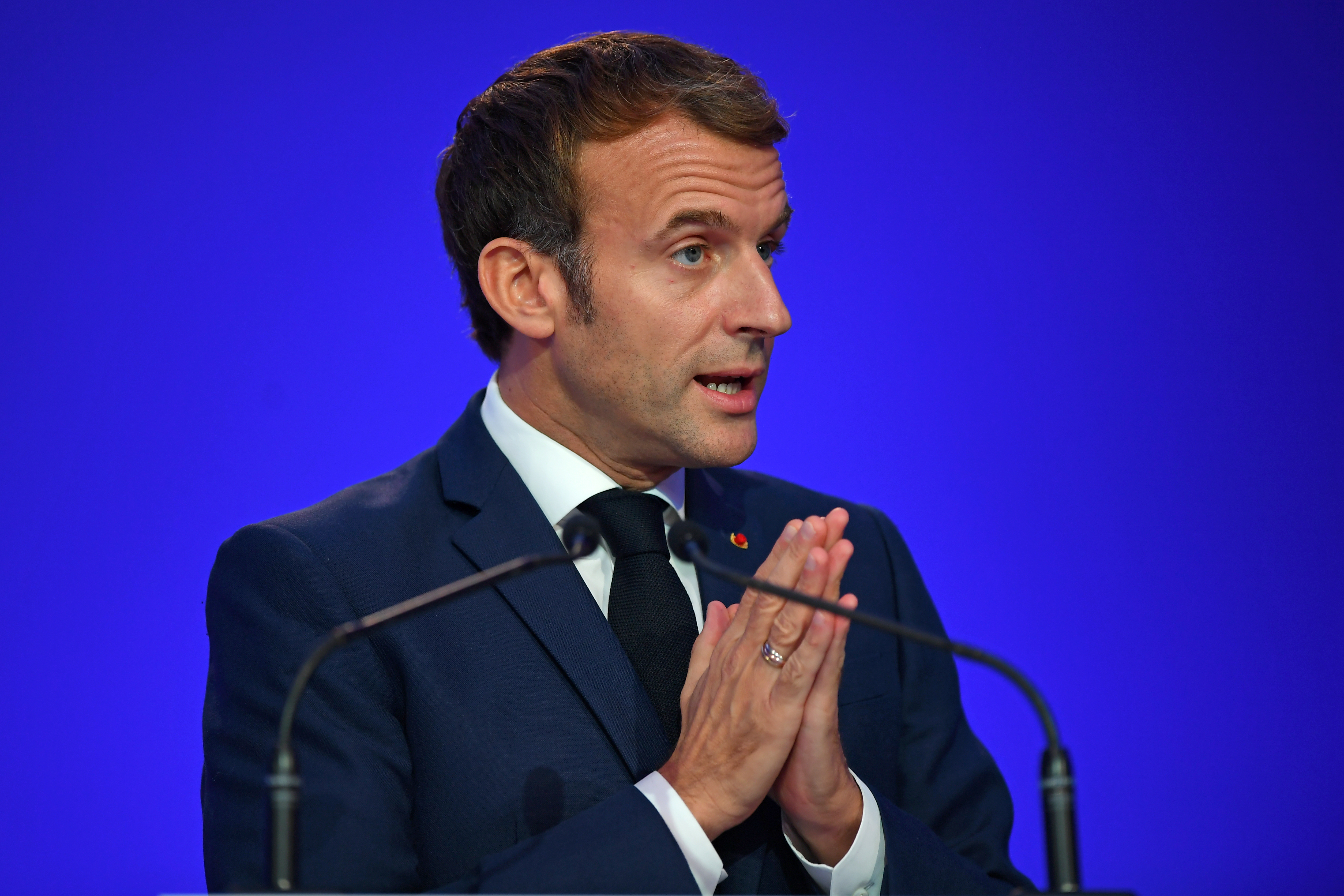 Фото президента франции. Эммануэль Макрон 2022. Эммануэль Макрон 2023 палец.