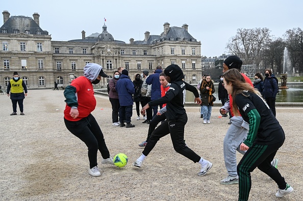 محكمة فرنسية تؤيد حظر الحجاب في كرة القدم النسائية