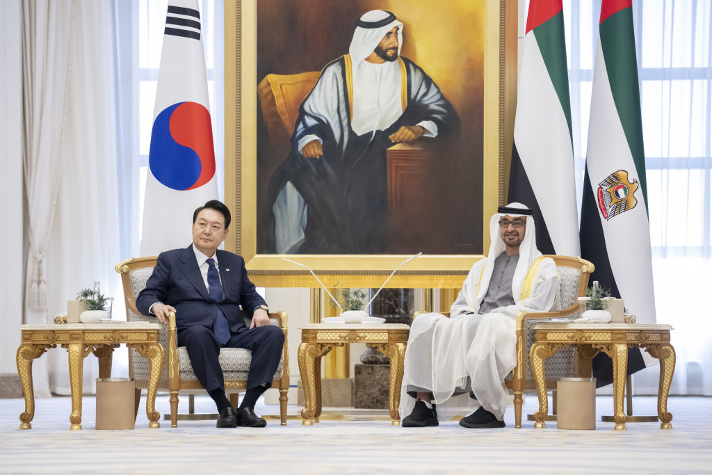 والتقى رئيس الدولة، الذي يقوم بزيارة رسمية لكوريا، بقادة أعمال رفيعي المستوى