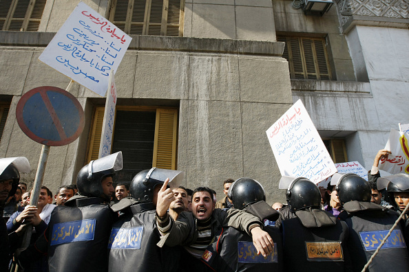 مصر تفرض 3 دولارات على مواطنيها لمغادرة البلاد وسط أزمة اقتصادية