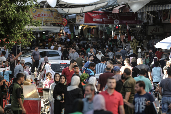 الفلسطينيون في غزة يحتفلون بعيد الأضحى وسط أمل في العيش بسلام