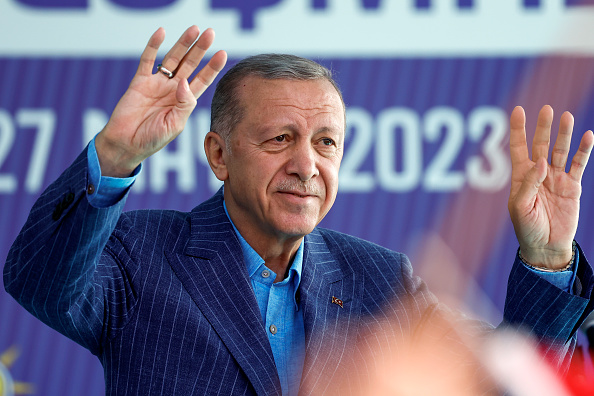 الرئيس الحالي أردوغان يكرم الرائد الإسلامي قبل الاستفتاء في تركيا