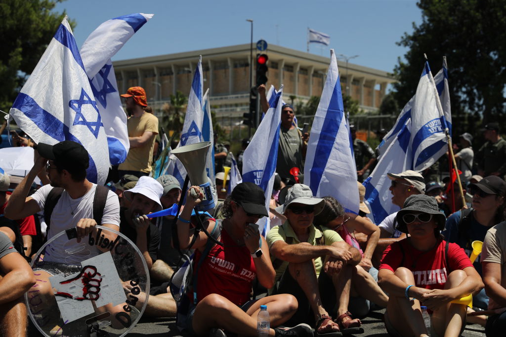 وافق المشرعون الإسرائيليون على بند رئيسي يتعلق بالإصلاح القضائي مع اندلاع الاحتجاجات