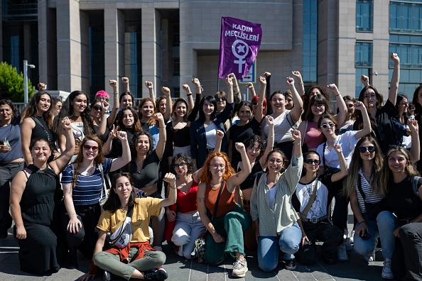 Türkiye, önde gelen kadın cinayetleriyle mücadele grubunu kapatma girişiminden geri adım attı