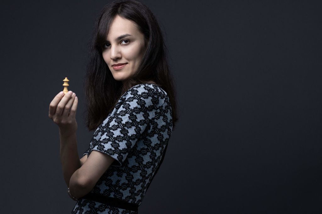 Une star iranienne des échecs exilée en France salue le « courage » des manifestants