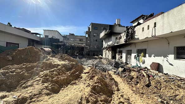 إسرائيل تجرف خيام اللاجئين في غزة وتدفن العشرات أحياء
