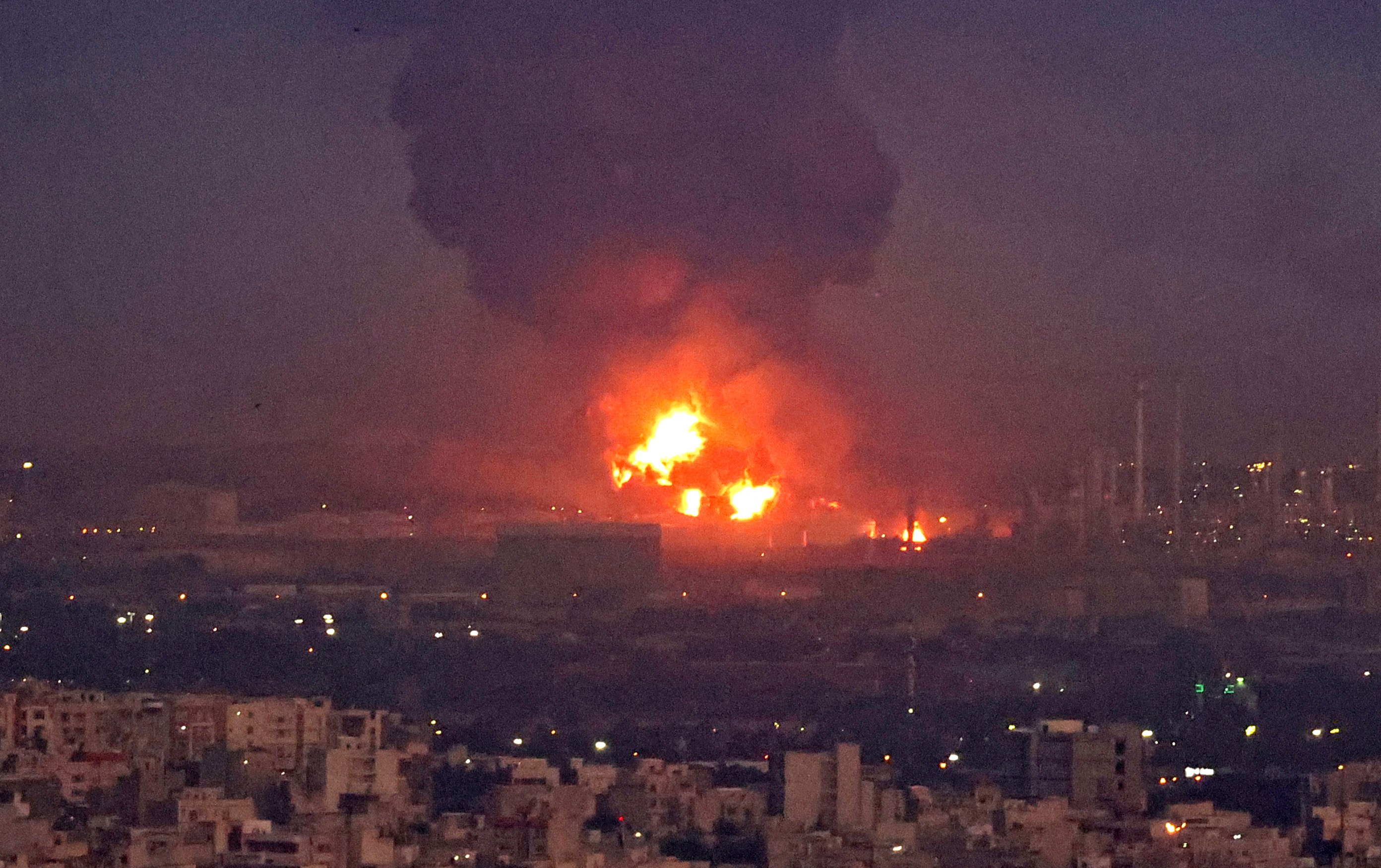 Нападение на нефтезавод. Сильный пожар на нефтеперерабатывающем заводе в Иране. Взрыв на нефтезаводе в Техасе 2005. Нефтеперабатывающий завод в инди. Пожар на нефтеперерабатывающем заводе.