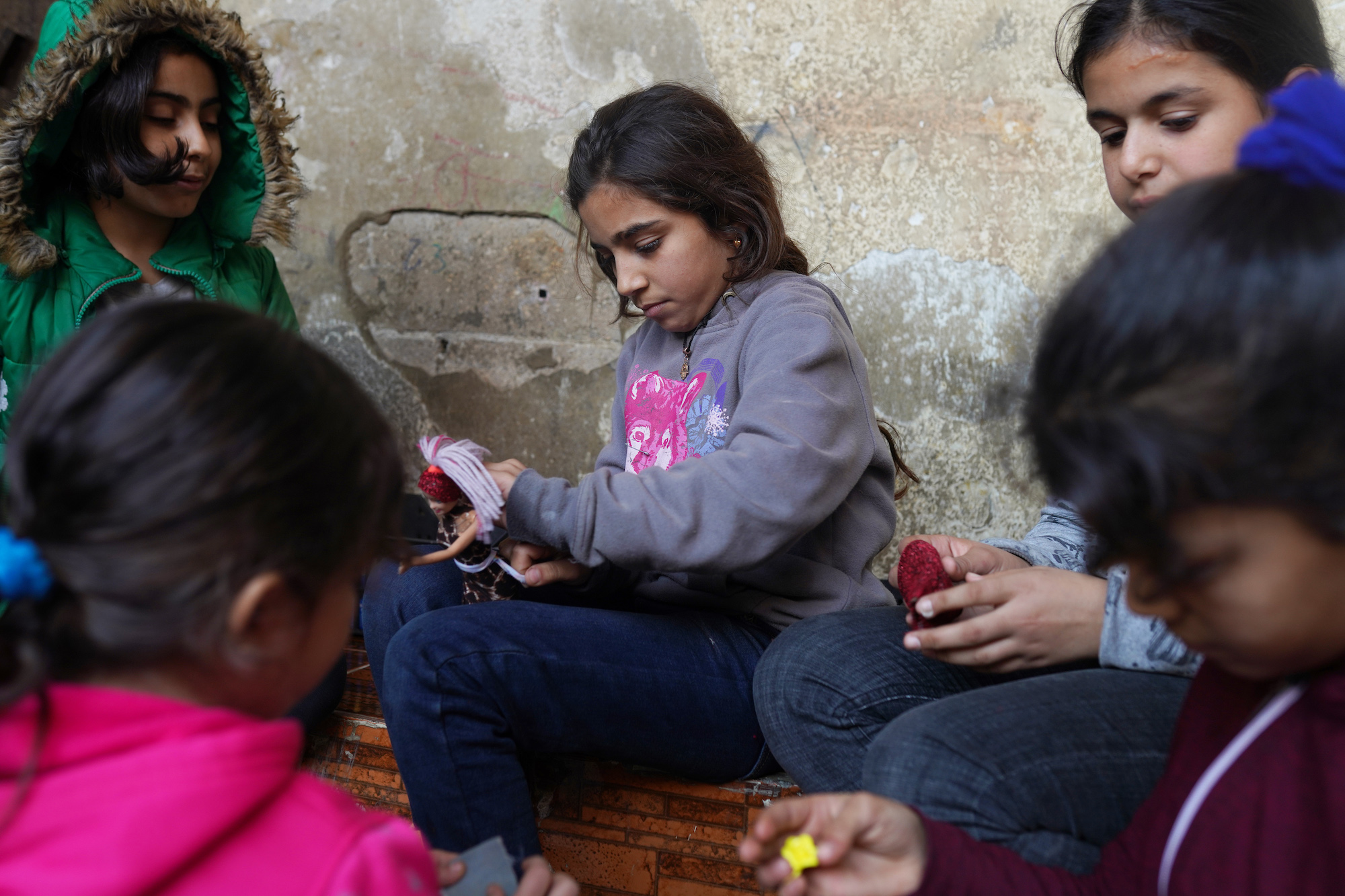 تضغط الأزمة اللبنانية على قدرة العائلات على التأقلم إلى نقطة الانهيار