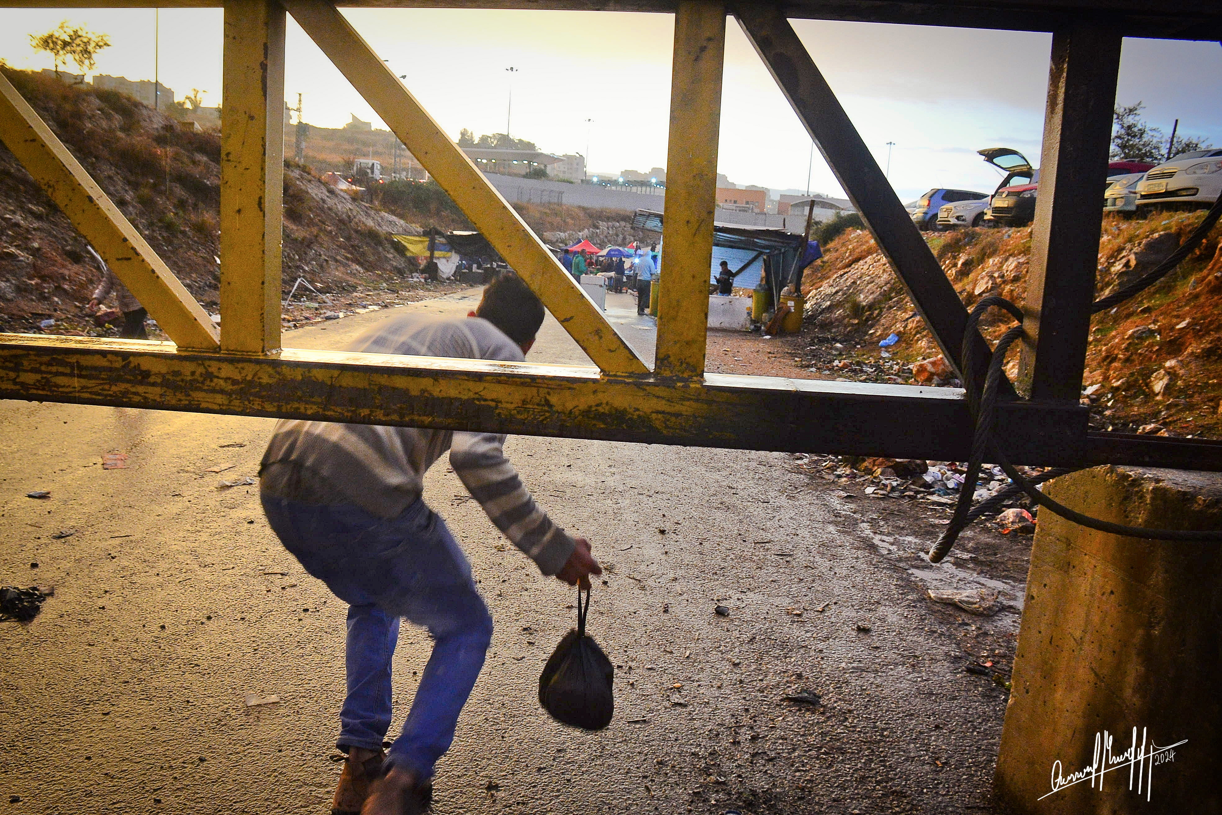 وتم ترحيل آلاف العمال الفلسطينيين من غزة إلى الضفة الغربية التي تحتلها إسرائيل