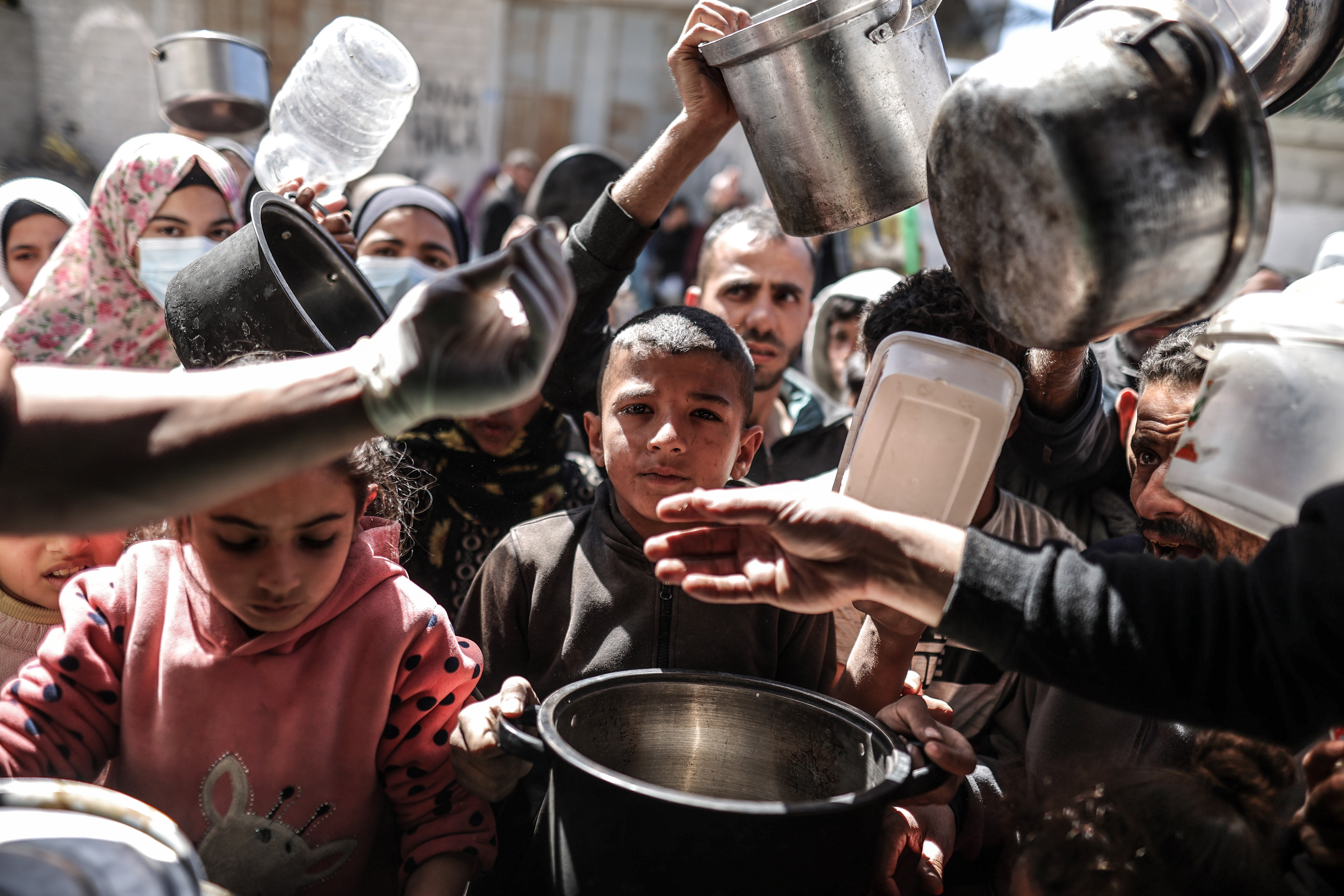 إسرائيل تقتل فلسطينيين ينتظرون المساعدات الغذائية في غزة
