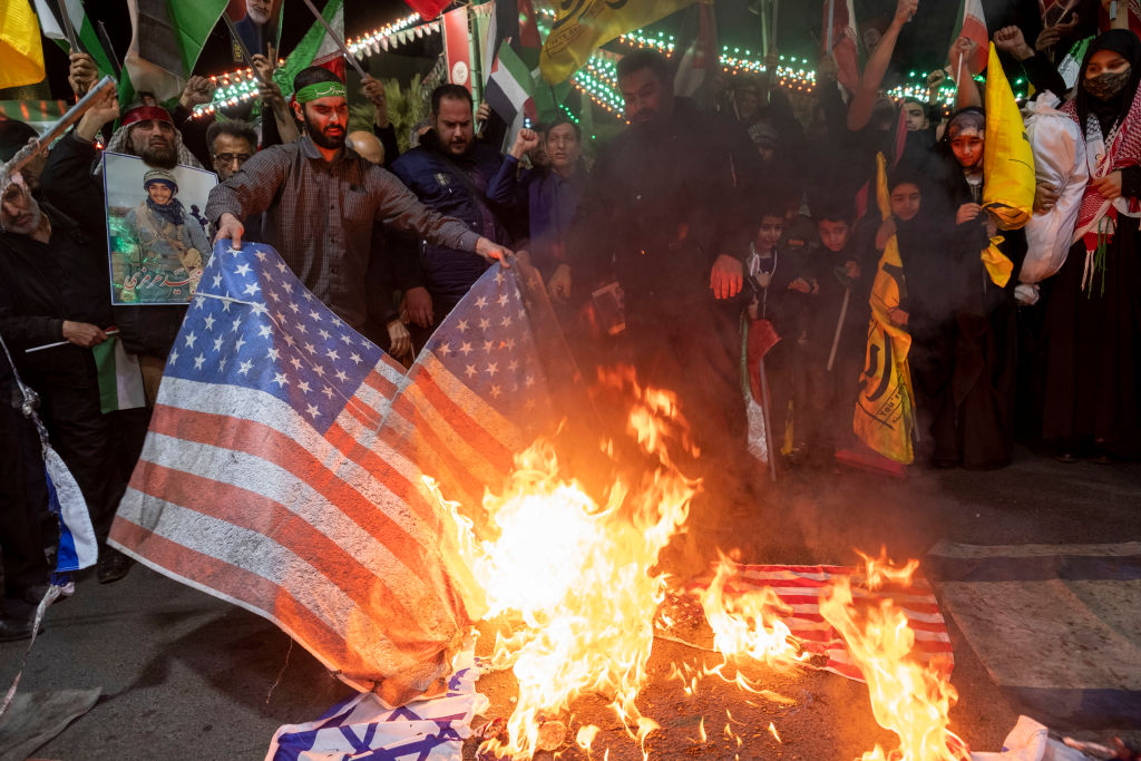 إيران تطلب من الولايات المتحدة “التنحي” بينما تستعد لمهاجمة إسرائيل