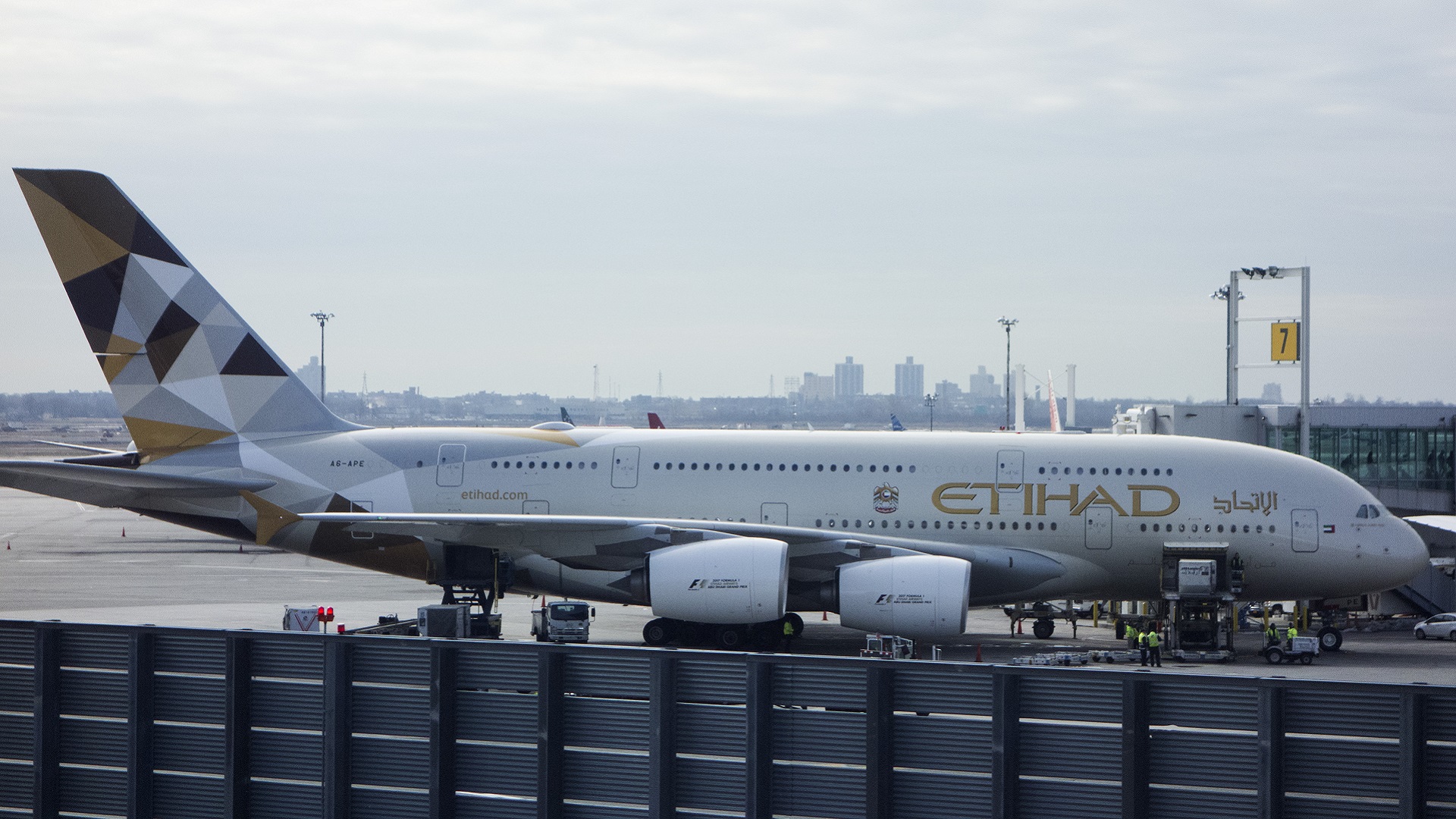 File:A plane from the ETIHAD Airways (UAE) in the blue paint of