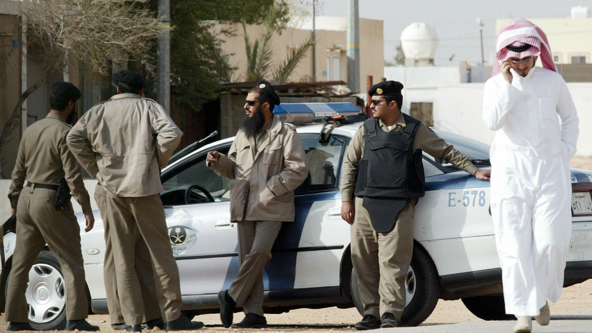 Наказания в саудовской аравии. Мутава Саудовская Аравия. Шариатская полиция Саудовской Аравии. Религиозная полиция в Саудовской Аравии. Полиция нравов Саудовской Аравии.