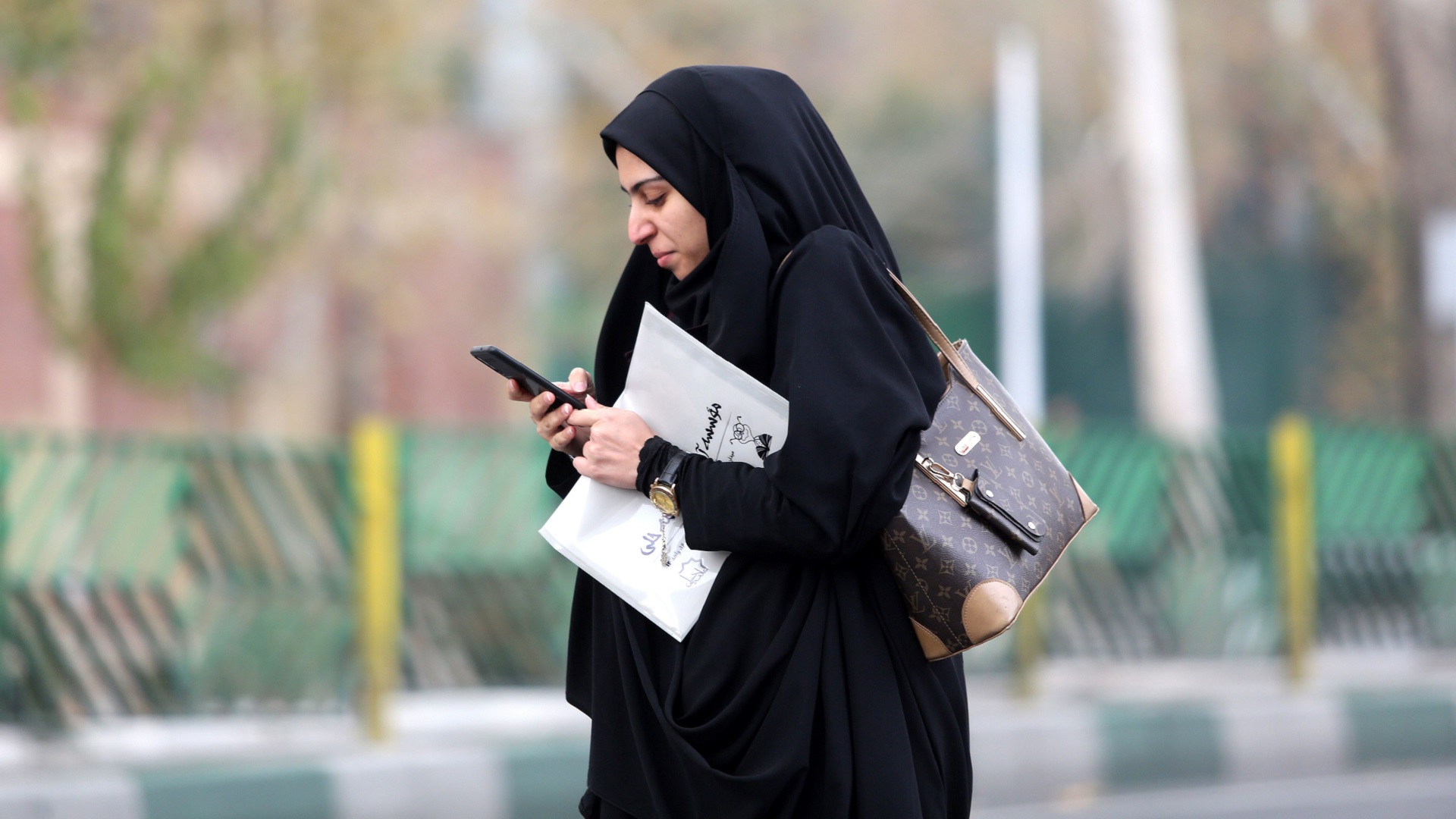Интернет в Иране. Иран связь. Мобильная связь в Иране. Иранский сотовый телефон.