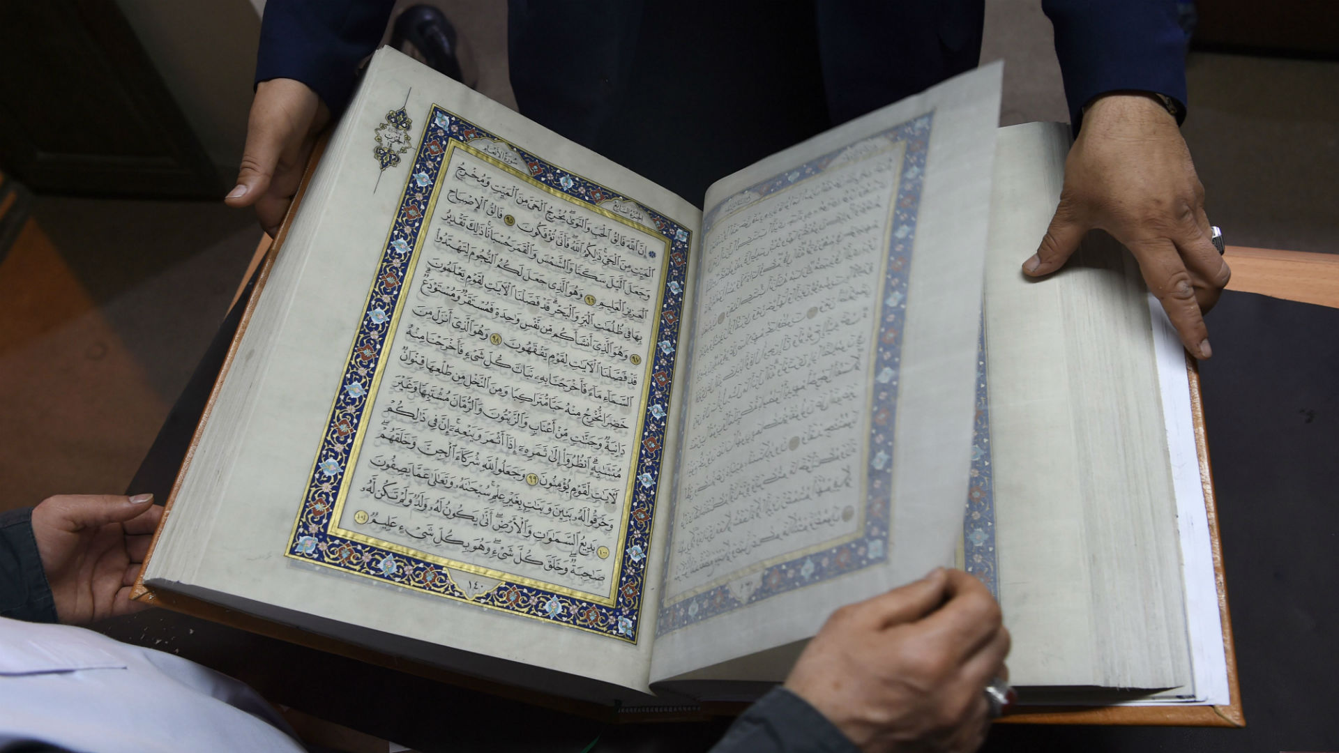 Мусульманское право коран. Коран. Мусульманское право. Старый Коран. Чтение Корана.