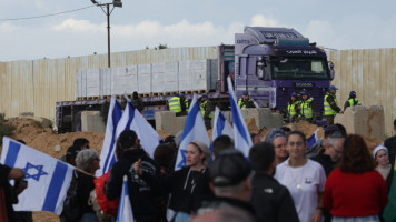 Aid convoy at Kerem Shalom border crossing [Abir Sultan/EPA images]