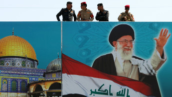 Iraqi soldiers - Khamenei photo