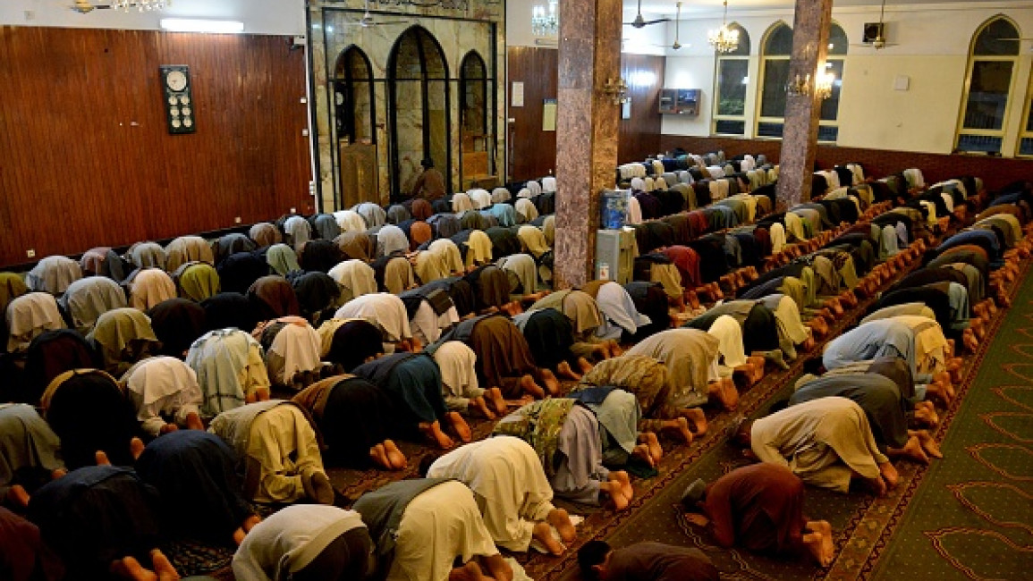 Ночь молитвы в рамадан. Молитва в мечети. Мусульмане в мечети. Рамадан мечеть. Молитва Рамадан.