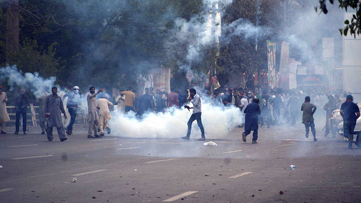इमरान खान के समर्थकों पर पुलिस ने छोड़े आंसू गैस के गोले, लाठी चार्ज- Police released tear gas shells, lathi charge on Imran Khan's supporters