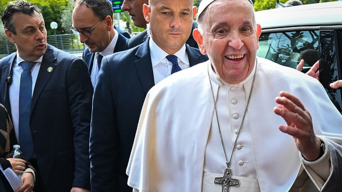 hydrogen regeringstid Slibende Pope Francis leaves hospital, quips 'I am still alive'
