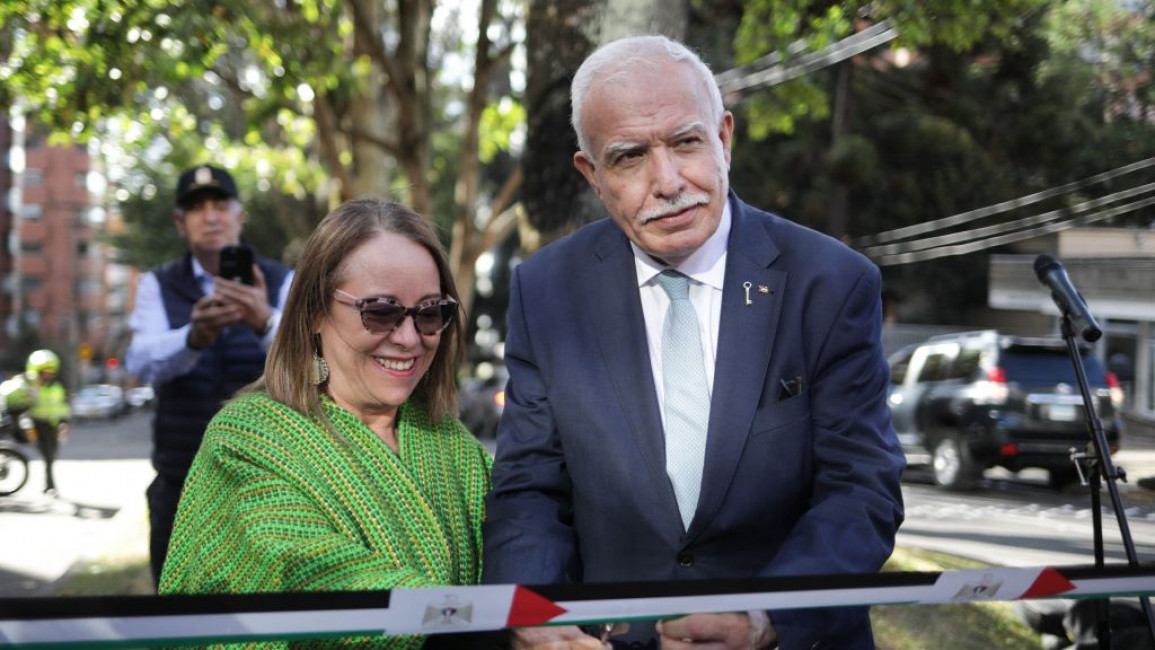 Palestinian Foreign Minister Riyad Al-Maliki (right) cut the ribbon with Bogotá Councillor Ana Teresa Bernal (left)