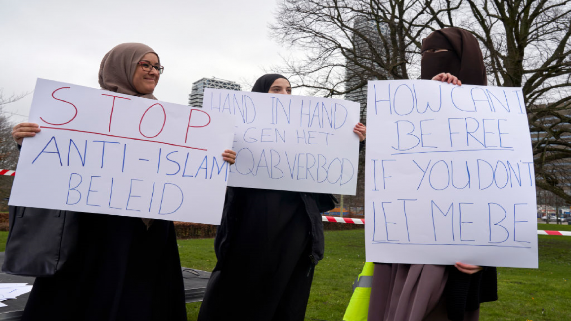 Muslim women demontsrate, The Hague