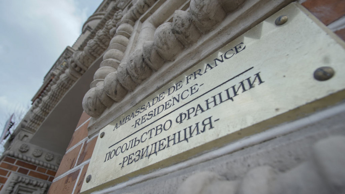A sign on the French embassy in Russia in the French and Russian languages. It reads: "Embassy of France, residence."