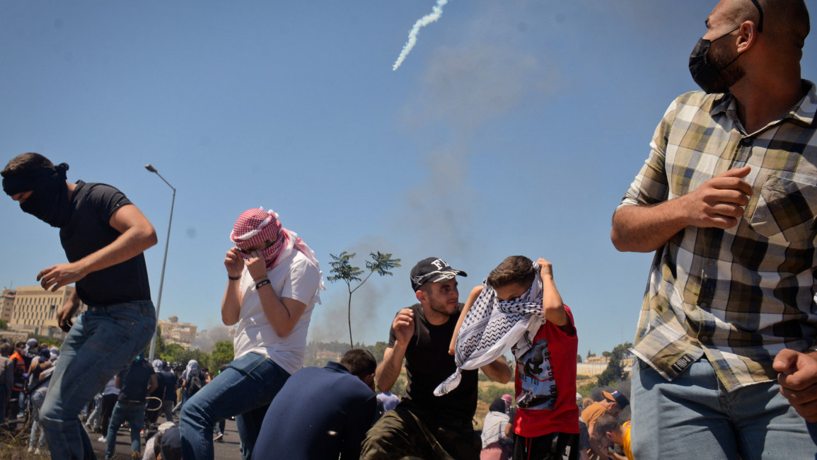 Palestinians Israeli tear gas / Qassam Muadddi