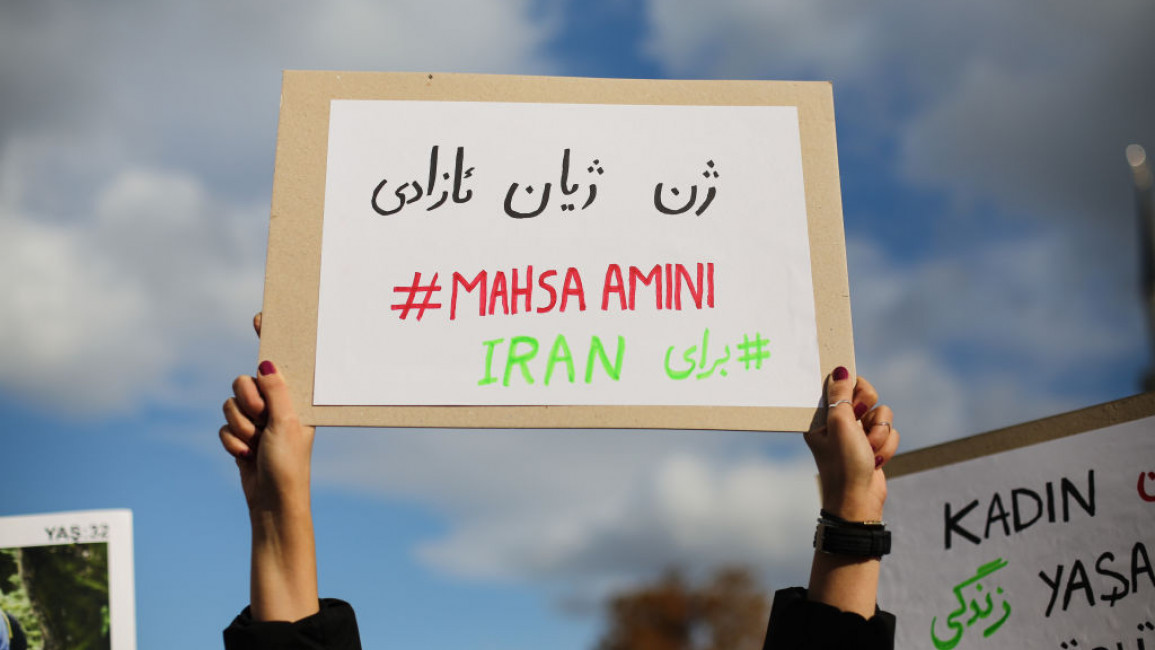 Iran protests sign Mahsa Amini 