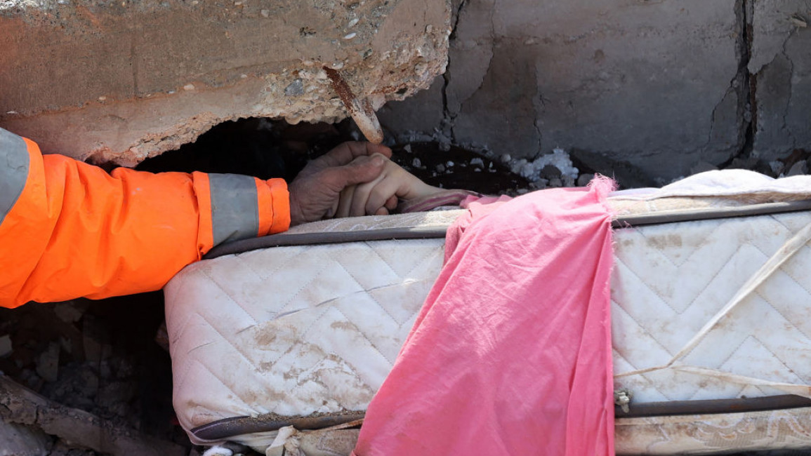 Rescue teams continue to search for people under the rubble 