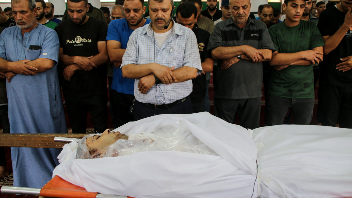 Friends and relatives of a young Palestinian youth mourn his death.  (Photo By Ahmad Hasaballah/Getty Images)