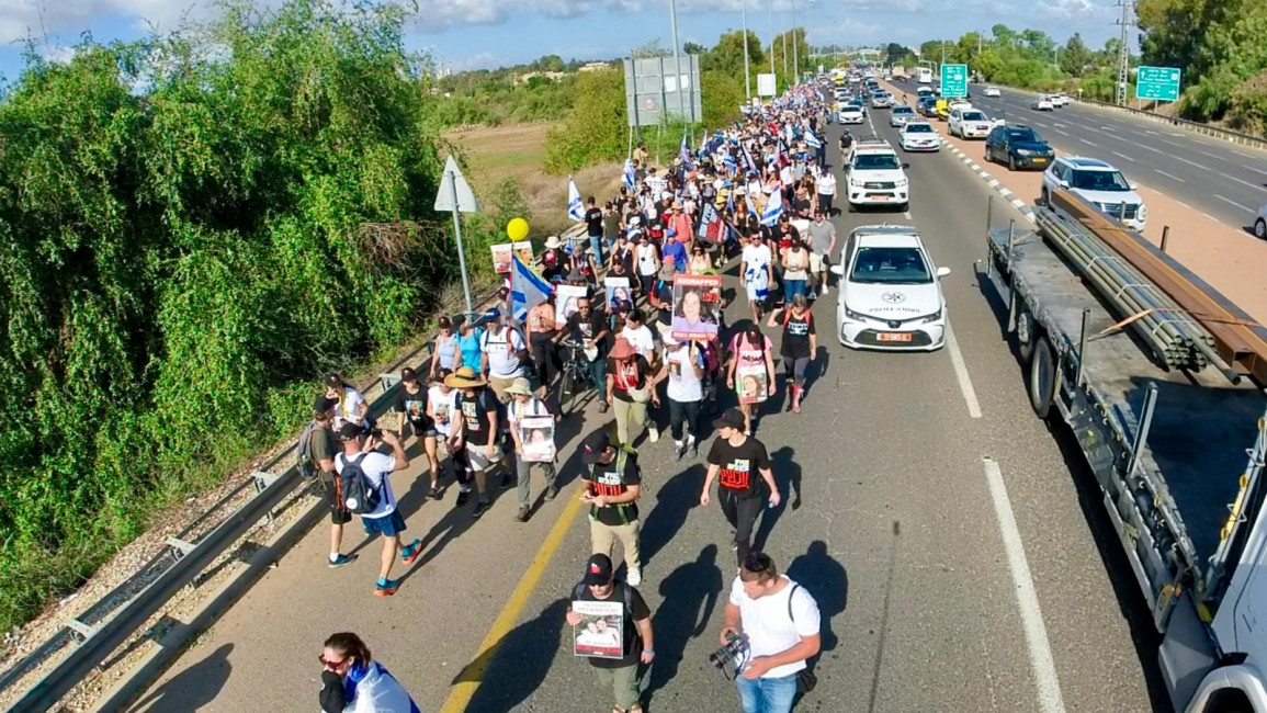 Dozens of Israelis began a 5-day march from Tel Aviv that will culminate in a rally outside the Israeli PM office in West Jerusalem, to demand the Israeli gov't to agree to a prisoner swap deal. 