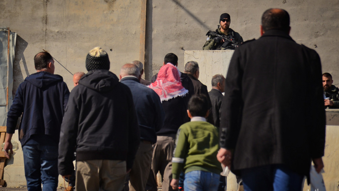 Palestinians through Israeli checkpoint in West Bank / Qassam Muaddi