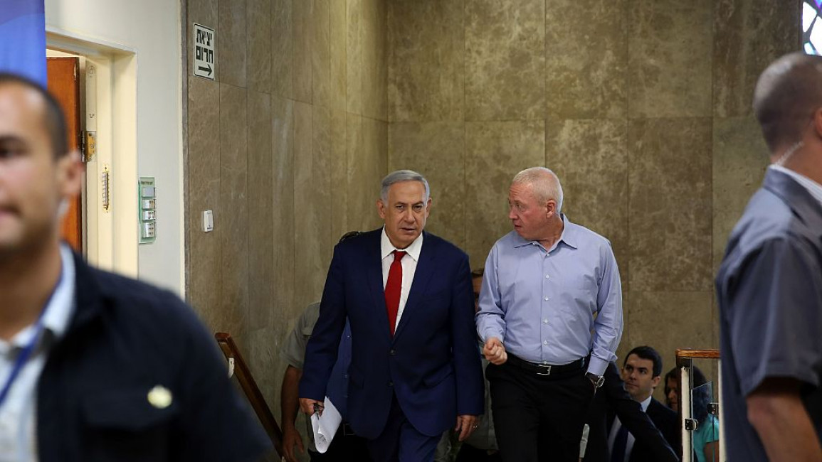 Benjamin Netanyahu (left) with Yoav Galant (right)