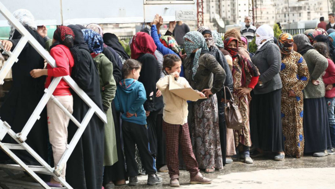 Aid queue Syrians - AFP