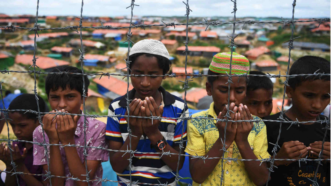 Rohingya refugees perform prayers