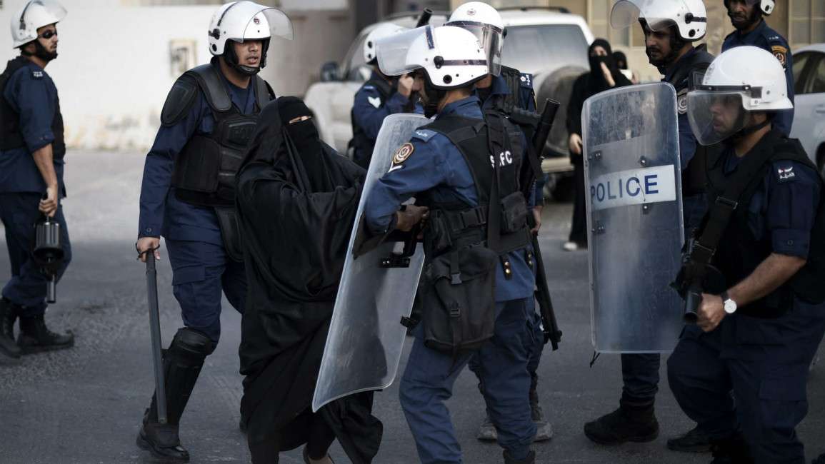 Bahraini Shia woman clashes with police