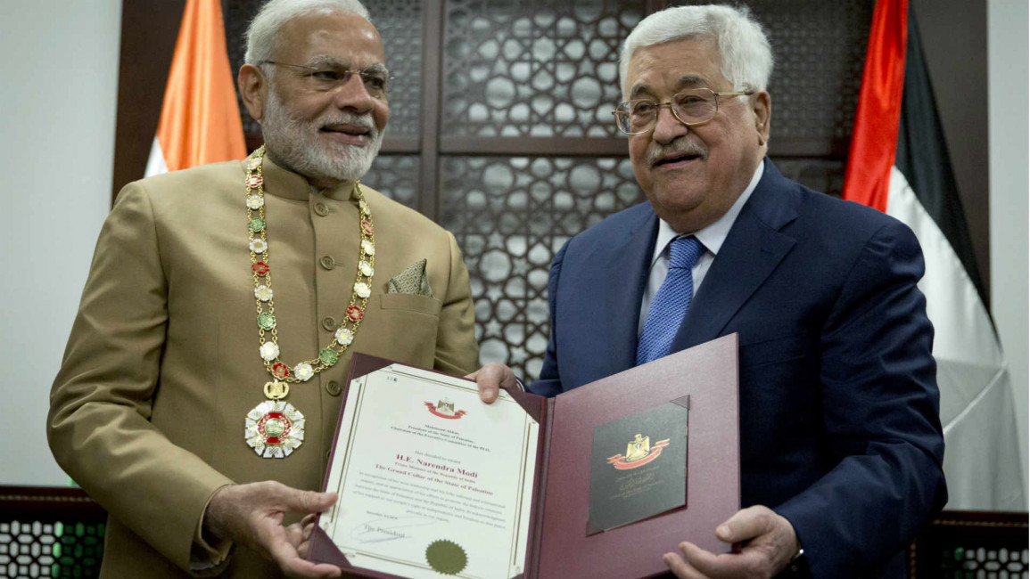 Modi and Abbas pose for a picture in Ramallah