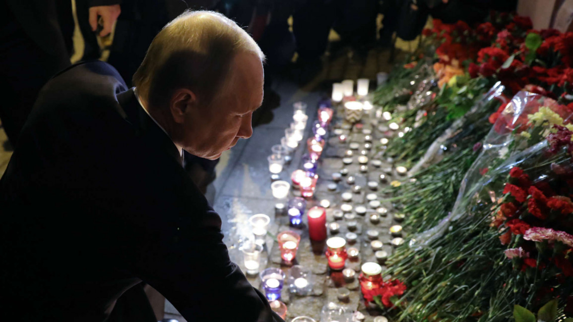 Putin place flowers at terror victim memorial
