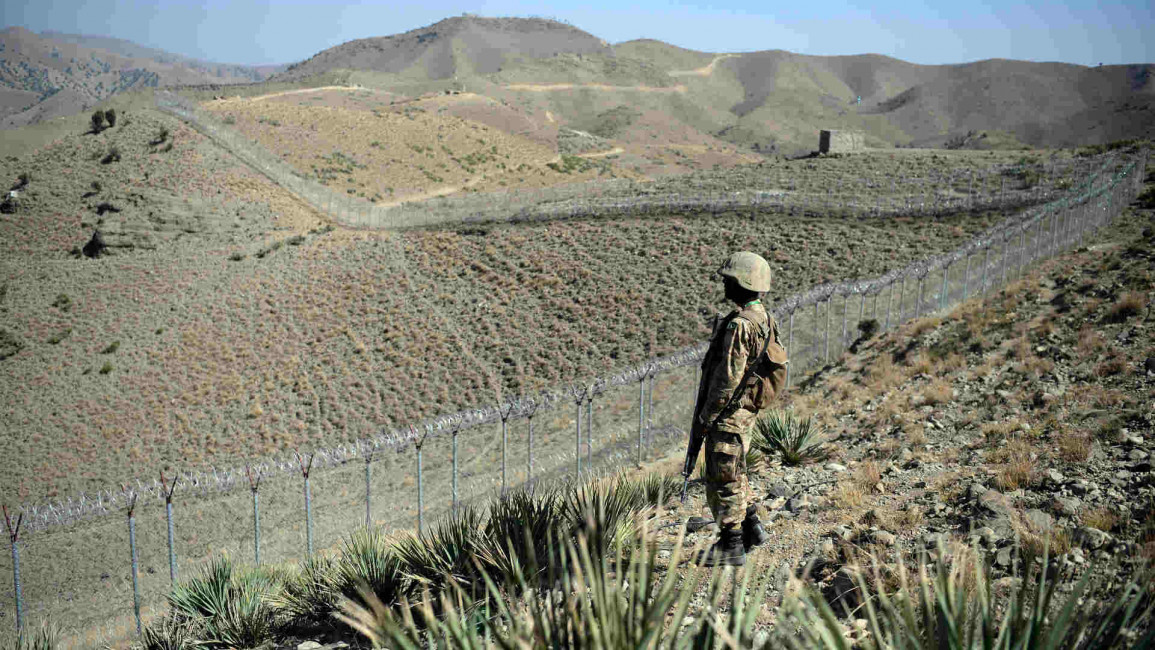 Soldier along Pakistan-Afghanistan border