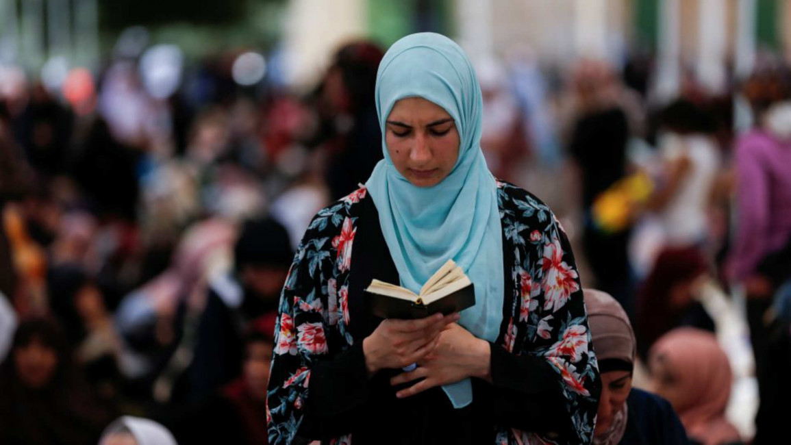 Woman praying mosque - Anadolu